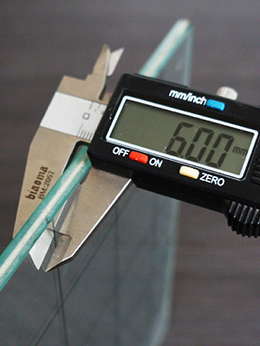 玻璃擋煙(yān)垂壁--夾絲(sī)玻(bō)璃 玻璃擋煙垂壁(夾絲玻璃)