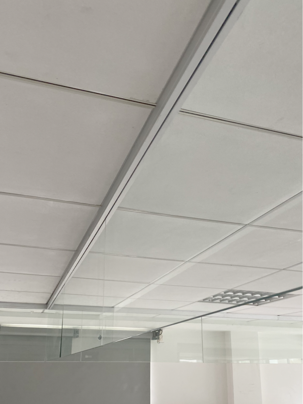 玻(bō)璃擋煙垂壁(半框)---防火透明 玻璃擋煙垂(chuí)壁(半框)