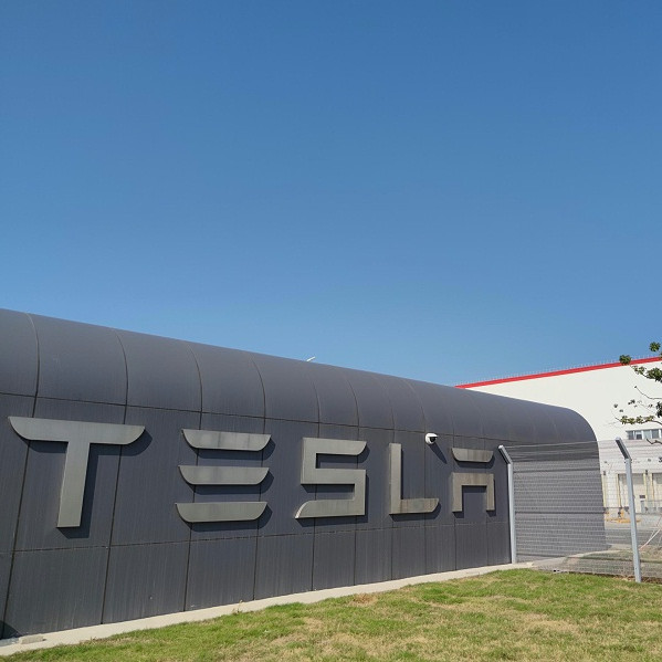 特（tè）斯（sī）拉（lā）超級工廠